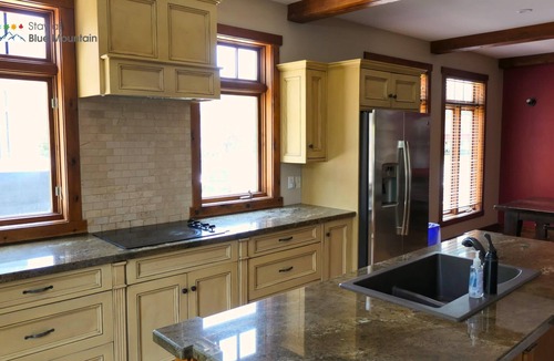 The Blue Mountains Ski Chalet | Next to the Ski Lift & the Village, Hot Tub, BBQ