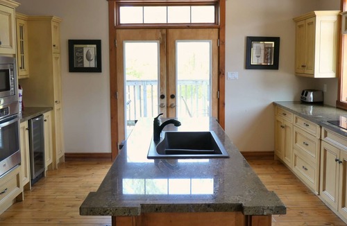 The Blue Mountains Ski Chalet | Next to the Ski Lift & the Village, Hot Tub, BBQ