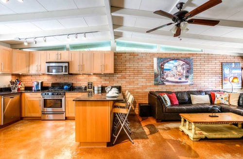 Hancock House | Next to UT, 3 Miles to Downtown, Pet- Friendly