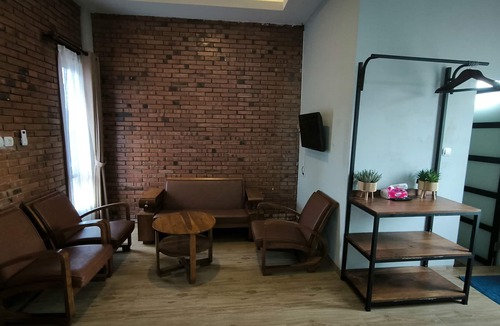 Mungkid House | Nez's Guesthouse Syariah