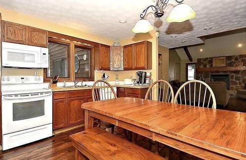 Northface House | NF17- Cool, Creekside Home! Hot Tub! Pets ok!