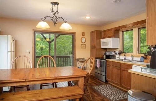 Northface House | NF17- Cool, Creekside Home! Hot Tub! Pets ok!