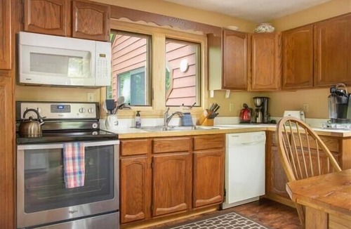 Northface House | NF17- Cool, Creekside Home! Hot Tub! Pets ok!