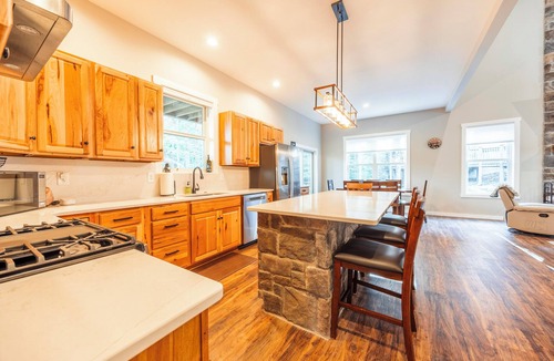 Northface House | NF72: Brand New, Creekside home, 3 King Suites, Hot Tub. Firepit