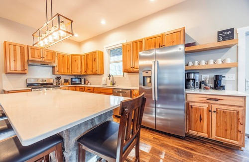 Northface House | NF72: Brand New, Creekside home, 3 King Suites, Hot Tub. Firepit