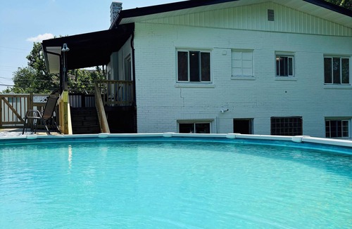 West Mifflin House | NFL Draft- 13 miles from Acrisure with pool!