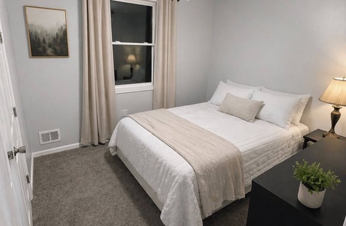 West Homestead House | NFL Draft Stay Sleeps 6 - 2 Floors + Private Patios.