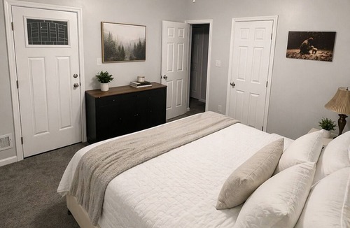 West Homestead House | NFL Draft Stay Sleeps 6 - 2 Floors + Private Patios.