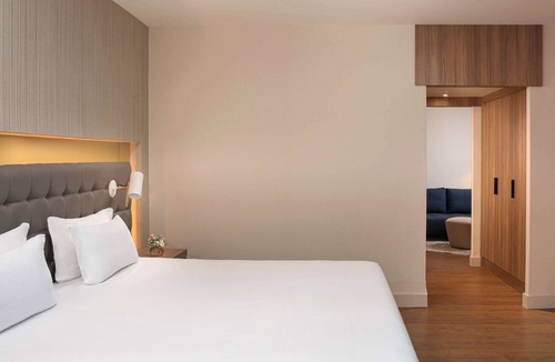 Colombier-Saugnieu Hotel | NH Lyon Airport