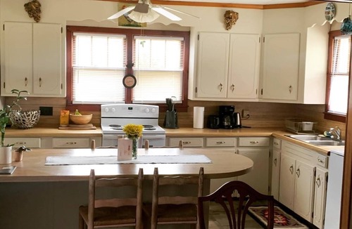 Lynn House | nHome SweetHome. Lovely, cozy 3bed home with gas fireplace. Downtown Columbus