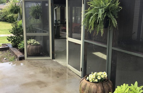 Lynn House | nHome SweetHome. Lovely, cozy 3bed home with gas fireplace. Downtown Columbus