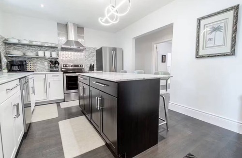 Grantham House | Niagara 3BR w/Huge Deck, King Suite, EV Charger & 5-Car Parking