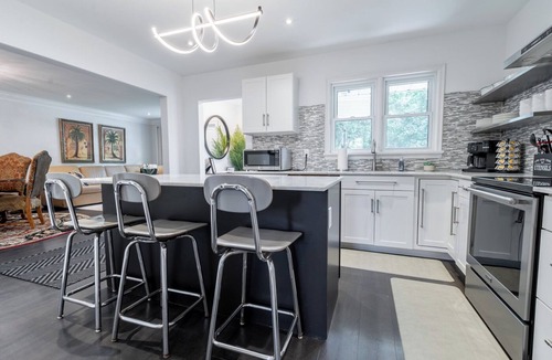 Grantham House | Niagara 3BR w/Huge Deck, King Suite, EV Charger & 5-Car Parking