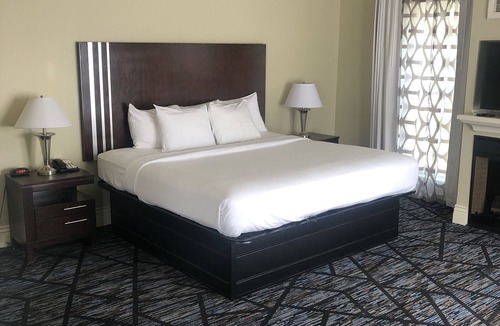 Lewiston Hotel | Niagara Crossing Hotel and Spa King Room