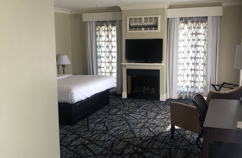 Lewiston Hotel | Niagara Crossing Hotel and Spa King Room