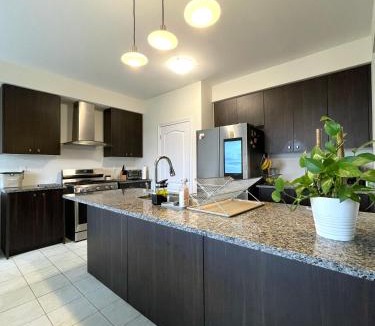 Thorold House | Niagara Falls BNB 15 mins away from Falls