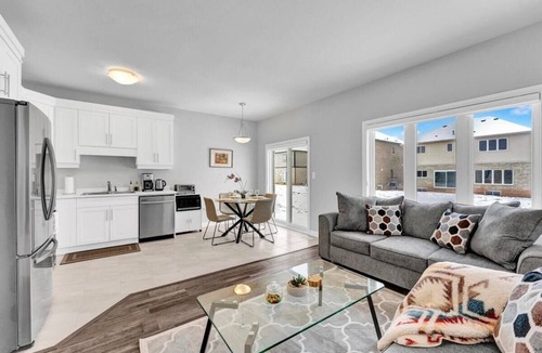 Niagara Falls House | Niagara Falls Luxury Townhome! 3 Beds 3 Baths!