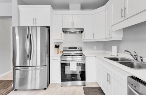 Niagara Falls House | Niagara Falls Luxury Townhome! 3 Beds 3 Baths!