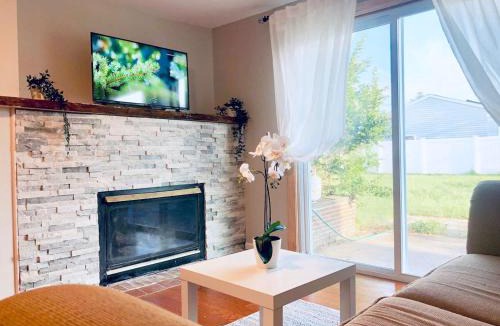 Niagara Falls House | Niagara Falls Quiet Neighborhood Air Conditioning Parking