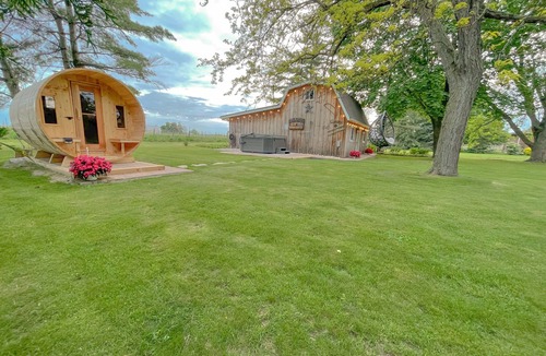 Virgil House | Niagara Grapeview Cottage/Hot Tub+Sauna