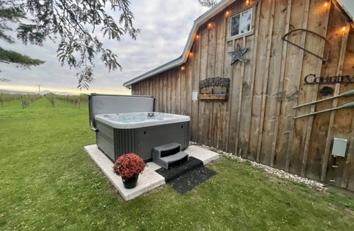Virgil House | Niagara Grapeview Cottage/Hot Tub+Sauna