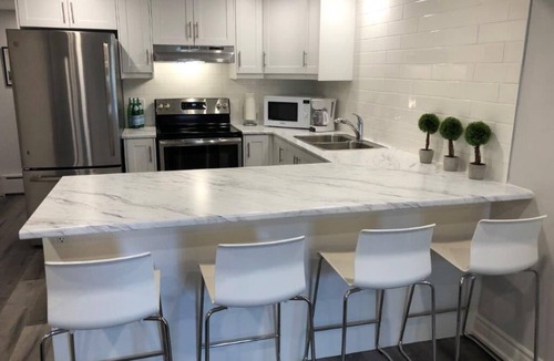 Welland House | Niagara Luxury - Warm, Cozy and Clean Suite Stay