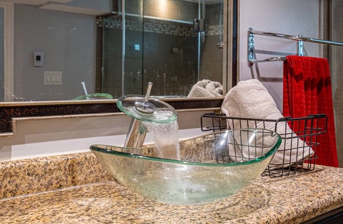 Niagara Falls House | Niagara retreat (heated pool and hot tub)