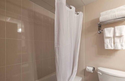 Niagara Falls Hotel | Niagara River Hotel with Pool - 5 Bedrooms Group