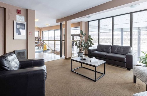 Niagara Falls Hotel | Niagara River Hotel with Pool - 5 Bedrooms Group