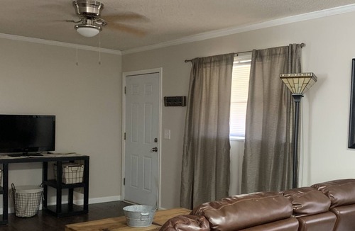 Broaddus House | Nice 2/1 brick house, 2 miles from Jackson Hill boat launch
