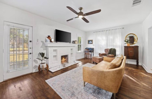 Central Arlington Cottage | Nice 2-bedroom cottage with AC in charming Arlington
