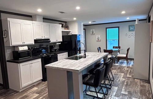 Livingston House | Nice 3-bedroom house with AC in Livingston. Come enjoy the relaxing cabin 301