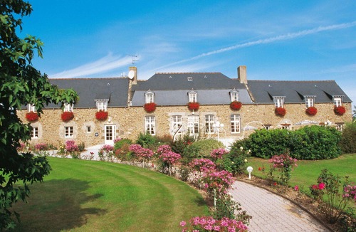 Saint-Jouan-des-Guerets Apartment | Nice apartment for 5 guests with pool, WIFI, TV and terrace