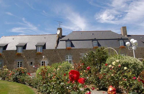 Saint-Jouan-des-Guerets Apartment | Nice apartment for 5 guests with pool, WIFI, TV and terrace