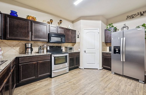 Pflugerville House | Nice and cozy home with 4 bedroom . Closed to downtown and Q2 stadium , Tesla