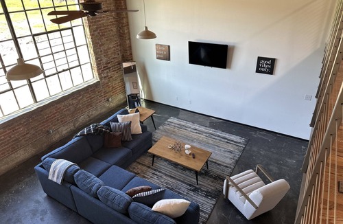 South Dallas - Fair Park Apartment | Nice and cozy loft 5 minutes from deep elum and downtown Dallas.
