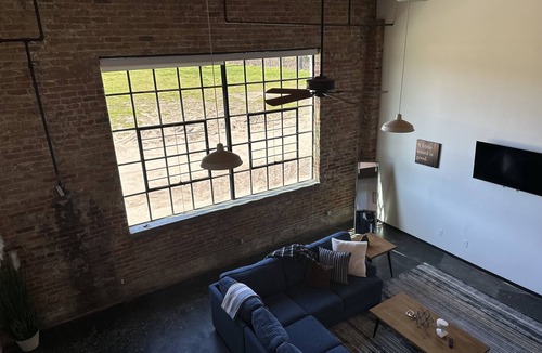 South Dallas - Fair Park Apartment | Nice and cozy loft 5 minutes from deep elum and downtown Dallas.