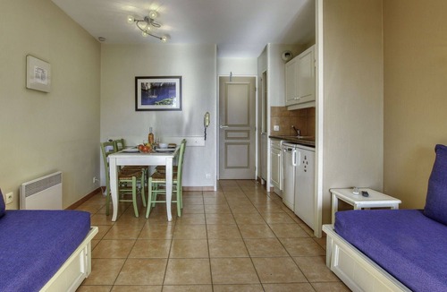 Six-Fours-les-Plages Apartment | Nice apartment for 4 guests with WIFI, pool, TV, patio and pets allowed