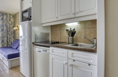 Six-Fours-les-Plages Apartment | Nice apartment for 6 people with pool, WIFI, TV, terrace and pets allowed