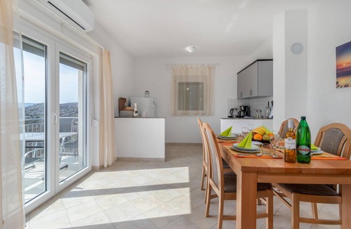 Cesarica Apartment | Nice apartment in Ribarica - Karlobag with WiFi