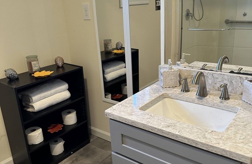 Utica Apartment | Nice Apartment Downtown UticanSecond floor located close night club Varick st