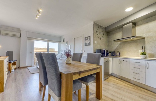 Palau-Saverdera Apartment | Nice apartment for 4 guests with WIFI, A/C, TV, terrace and pets allowed