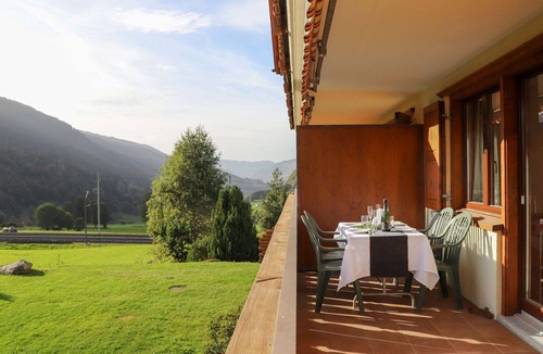 Klosters Platz Apartment | Nice apartment for 5 guests with internet, TV, balcony, pets allowed, panoramic view and parking