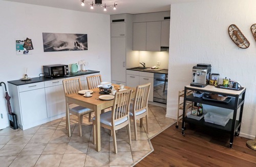Trin Apartment | Nice apartment for 2 guests with WIFI, TV, balcony, pets allowed and panoramic view