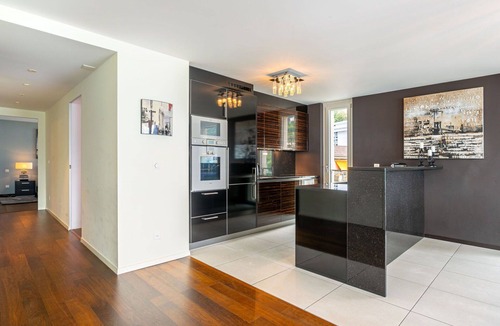 Montreux City Centre Apartment | Nice apartment for 4 guests with hot tub, WIFI, pool, TV, balcony and panoramic view