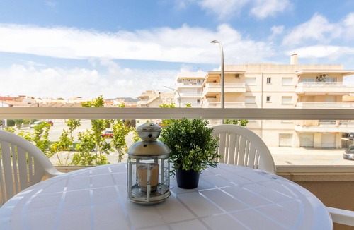 Cubelles Apartment | Nice apartment for 4 guests with A/C, pool, WIFI, TV and balcony