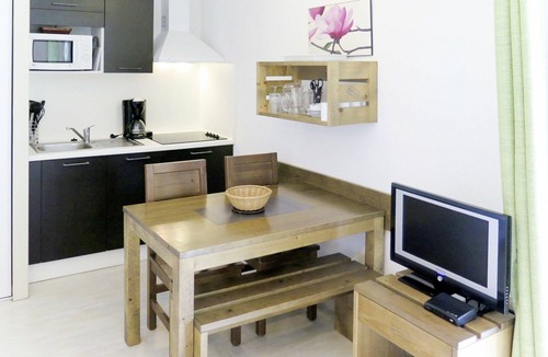 Aureilhan Apartment | Nice apartment for 4 people with WIFI, pool, TV, terrace and pets allowed