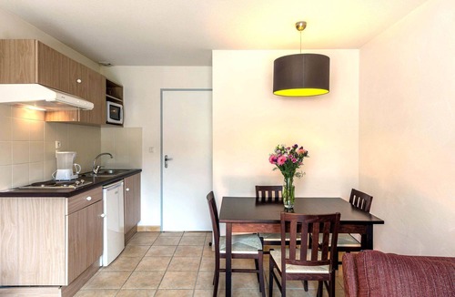 Barbaste Apartment | Nice apartment for 4 people with pool, WIFI, TV, balcony, pets allowed and parking