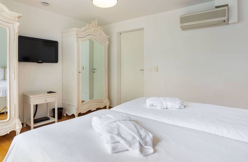 Montreux Apartment | Nice apartment for 4 people with pool, WIFI, A/C, hot tub, TV, balcony, panoramic view and parking