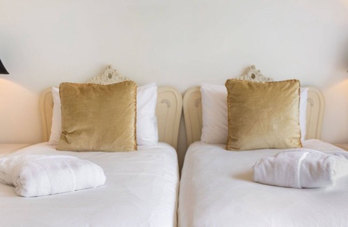 Montreux Apartment | Nice apartment for 4 people with pool, WIFI, A/C, hot tub, TV, balcony, panoramic view and parking
